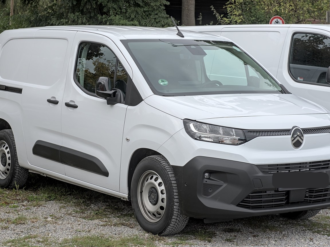 White Citroën Berlingo XL, front, three seats